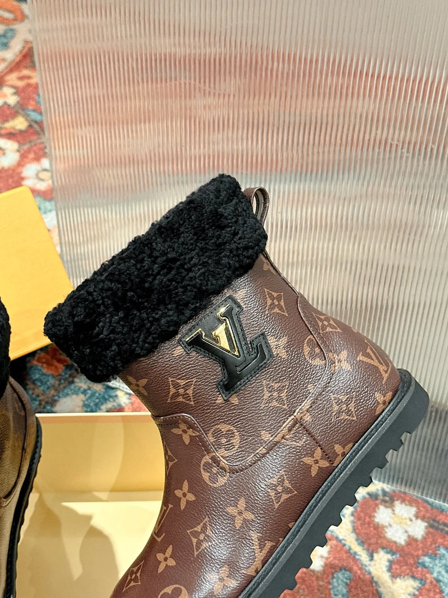 👟👟Ex-factory price 780👟👟 Louis Vuiton·Louis Vuitton 2025ss new LV Aspen Line series wool thick-soled Chelsea short boots fur boots snow boots Martin boots Original purchase, development and production This LV snow boots adopt the original lasting method. The materials are all original ones. Pay attention to the difference between the lower version and the molded rubber sole. The upper is decorated with three-dimensional carvings, which is full of high-end. The upper foot is really beautiful. ▪️Fabric: Cow suede/presbyopia leather ▪️Inner lining: original wool lining ▪️Outsole: original molded outsole ▪️Size: 35-40 (40 customized, non-returnable)